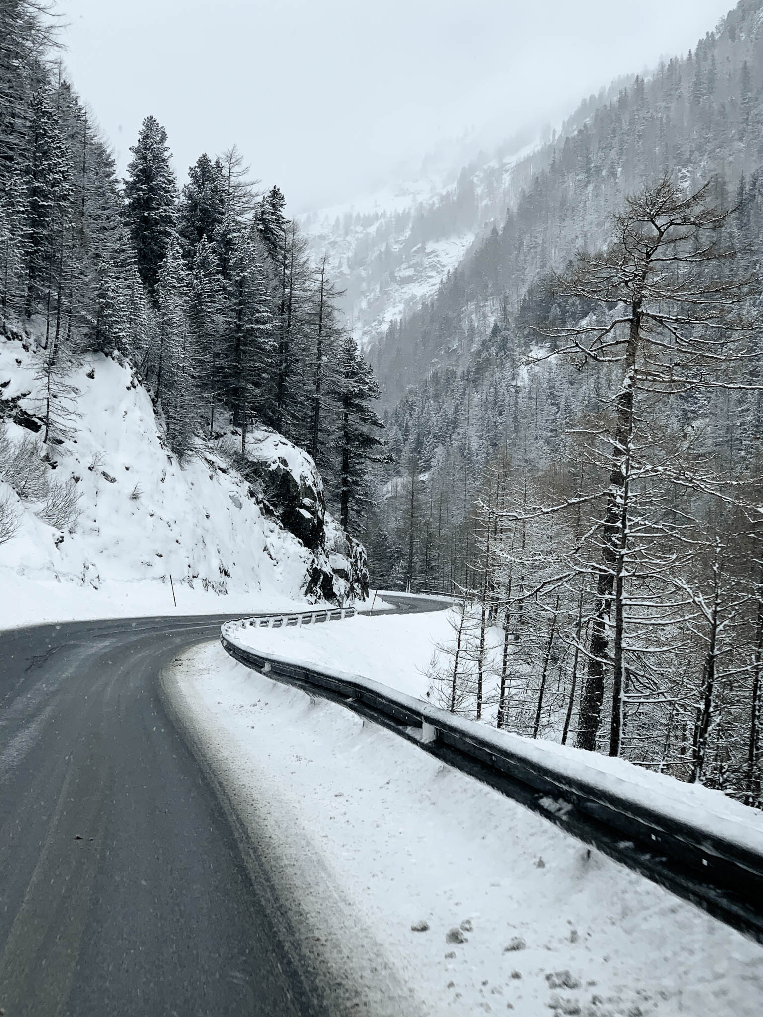 Obergurgl snowy road