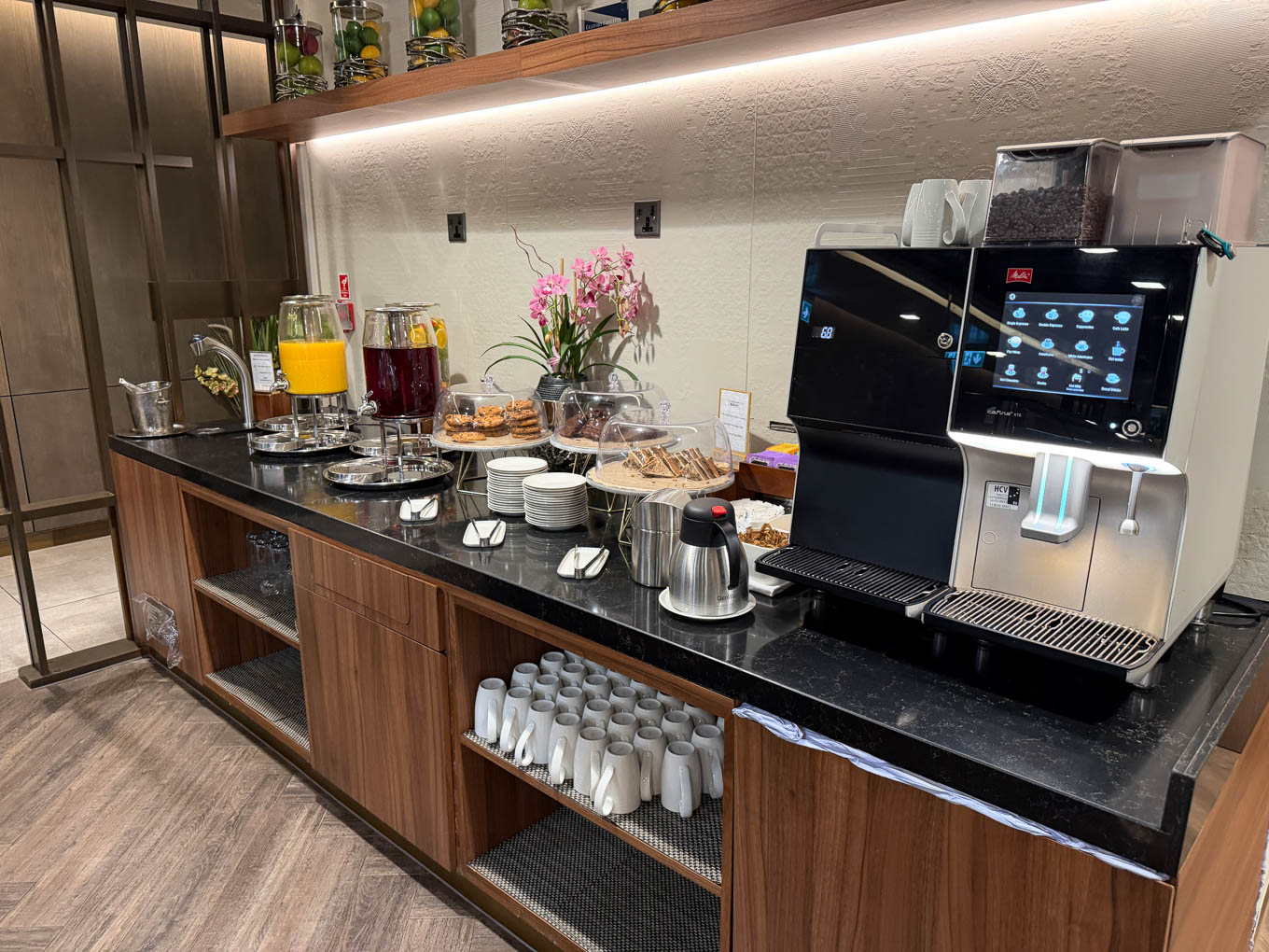 Singapore Airlines Lounge Heathrow T2 Food & beverage 2