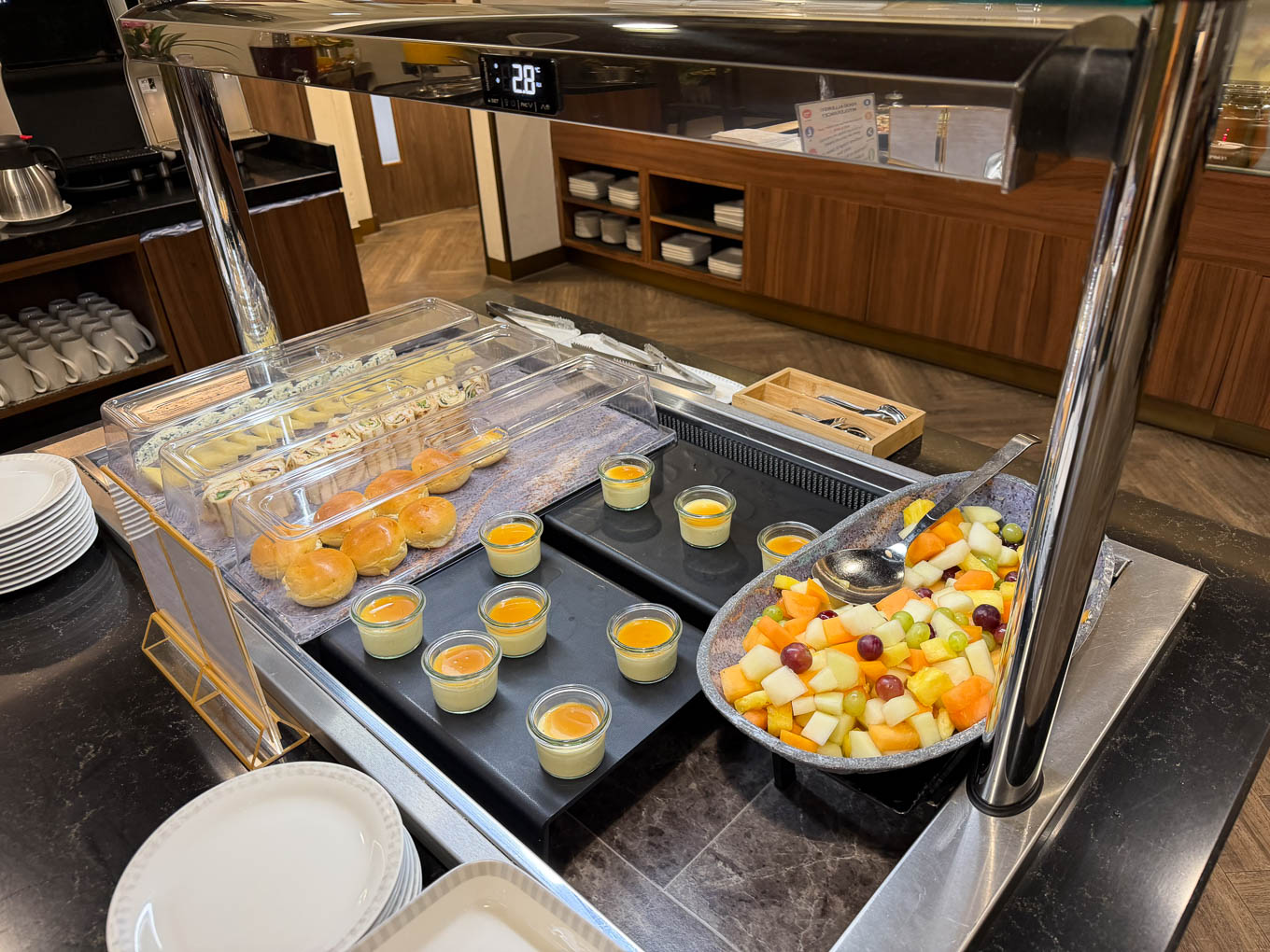 Singapore Airlines Lounge Heathrow T2 Food & beverage 3
